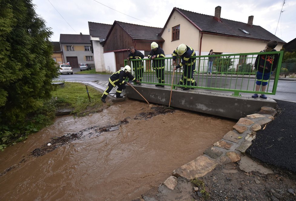 Takovouto spoušť napáchaly bouřky v sobotu.