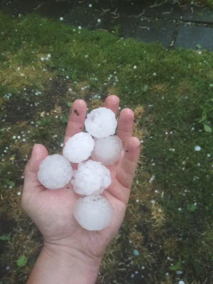 Kroupy v Olomouckém kraji dosahují velikosti tenisáků. „Pískoviště téměř neexistuje, zahrada bude taky kaput,“ stěžuje si matka (1. 7. 2019)