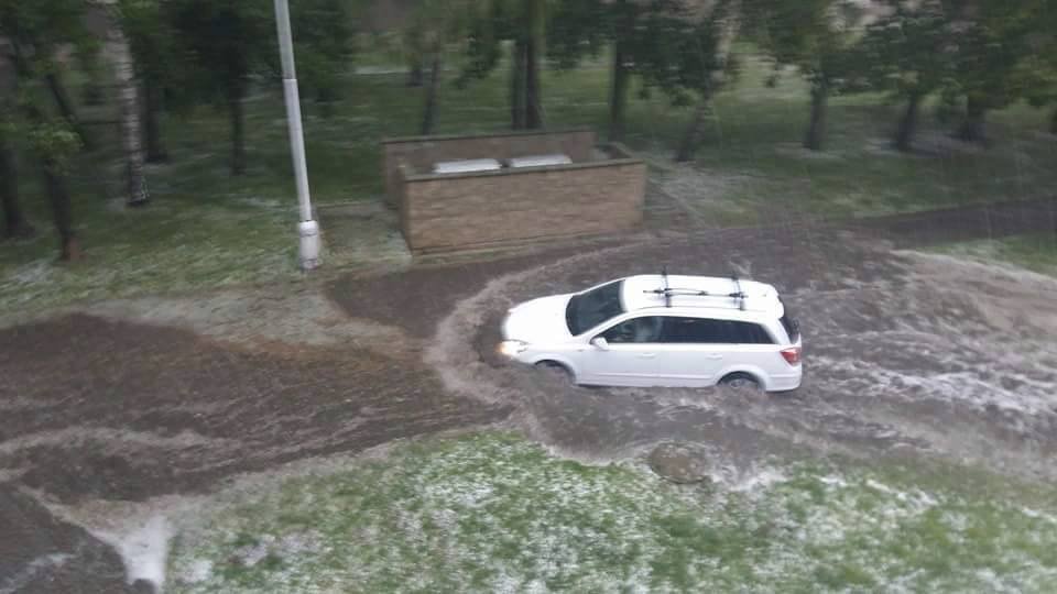 Opožděné lety, zničená auta, neprůjezdné obce: Bouřky a krupobití udeřily