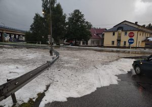 Ledová laguna o hloubce až půl metru uzavřela v Jihlavě sjezd z dálnice.