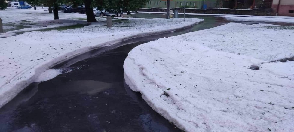 Olešnici na Blanensku zasypaly ve čtvrtek večer kroupy.