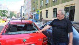Karel Holomel (62) - auto mu kroupy poškodily na parkovišti.
