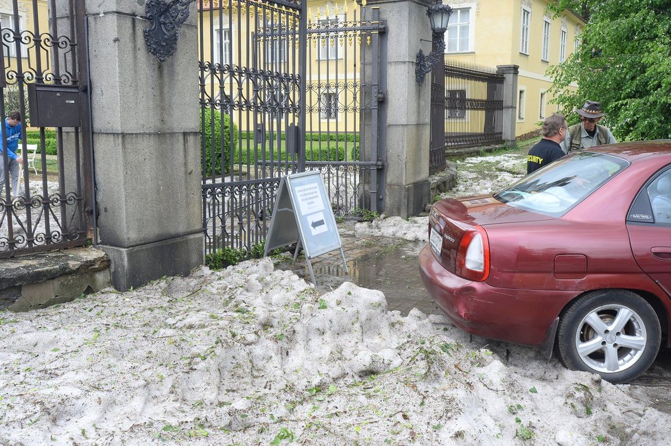 Pondělní nadílka krupobití v Hořovicích