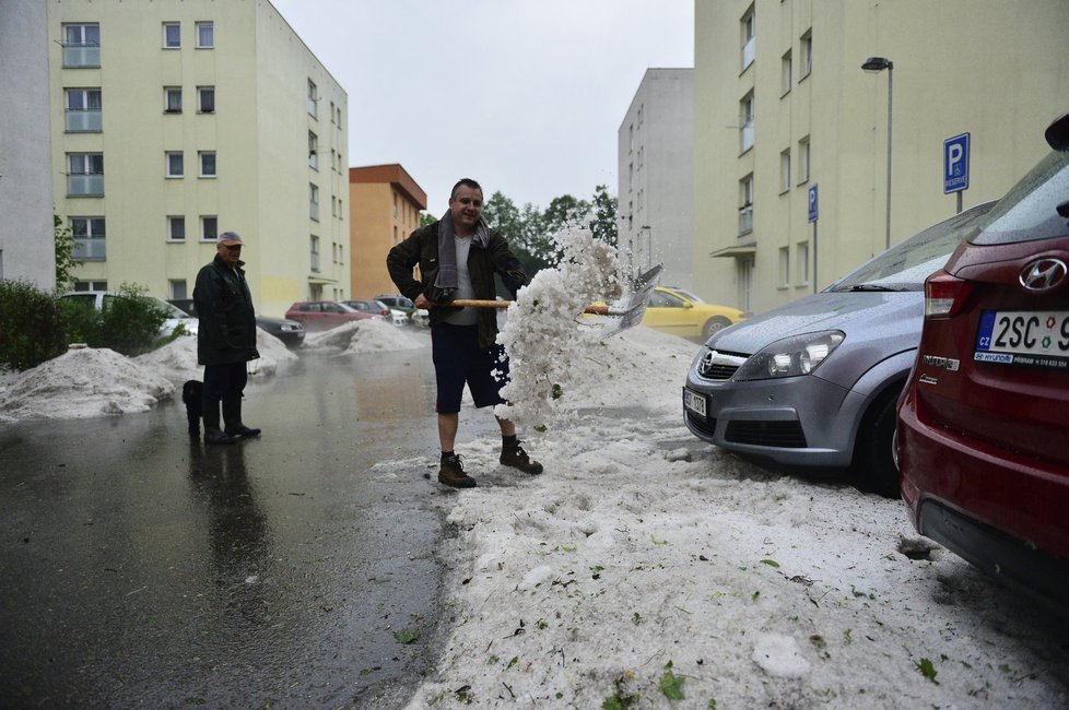 Pondělní nadílka krupobití v Hořovicích