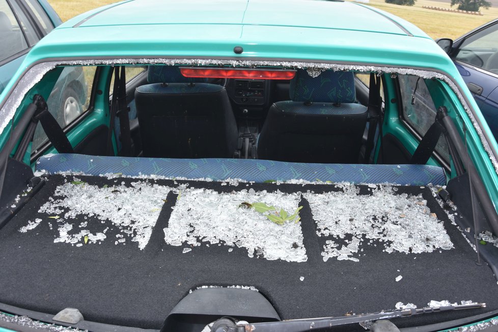 Střepy skel rozbitých kroupami se vysypaly do kufrů aut a na zadní sedadla.