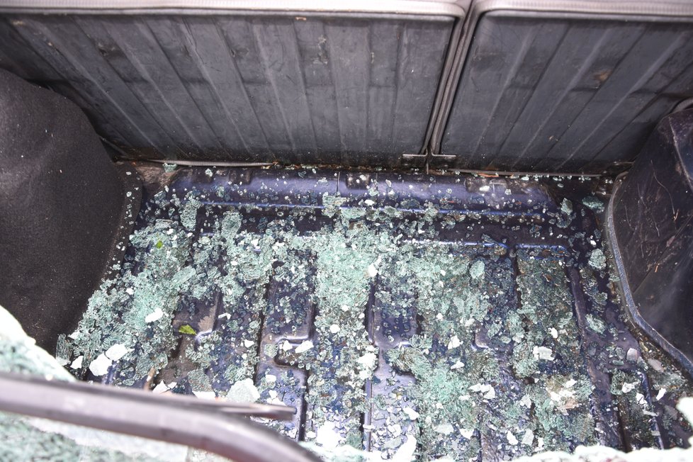 Střepy skel rozbitých kroupami se vysypaly do kufrů aut a na zadní sedadla.