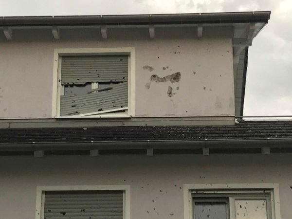 Takhle kroupy poškodily fasádu domů v Mnichově...