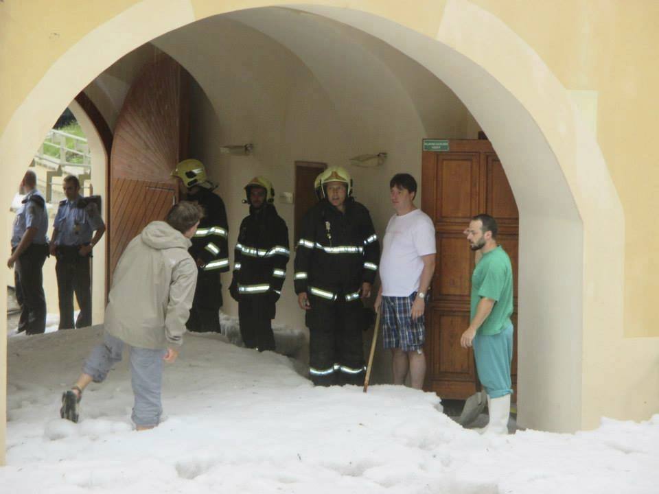 Domov seniorů v pražské Michli dnes zasáhly kroupy.