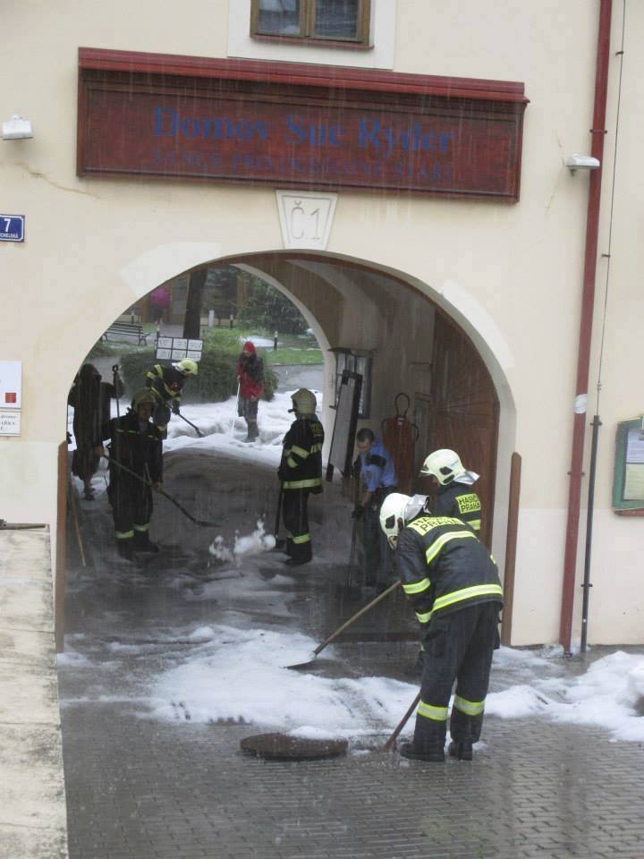 Domov seniorů v pražské Michli dnes zasáhly kroupy.