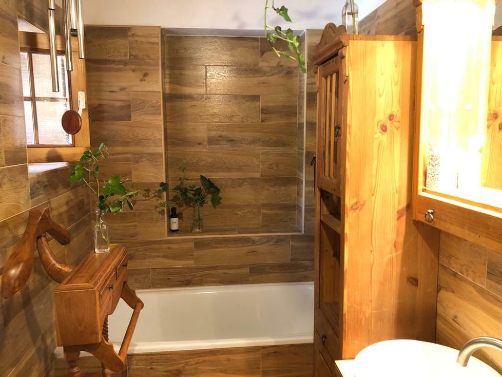 Koupelna s imitací dřeva.