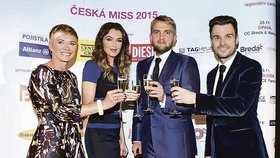 V době největší slávy: Marcela Krplová (vlevo) s patronkou soutěže Ivou Kubelkovou a moderátory finálového večera Liborem Boučkem a Leošem Marešem.