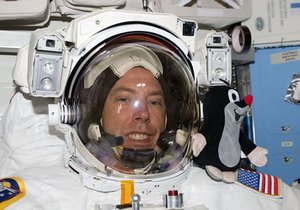 Krteček sedí v raketoplánu na rameni kosmonauta Andrewa Feustela.