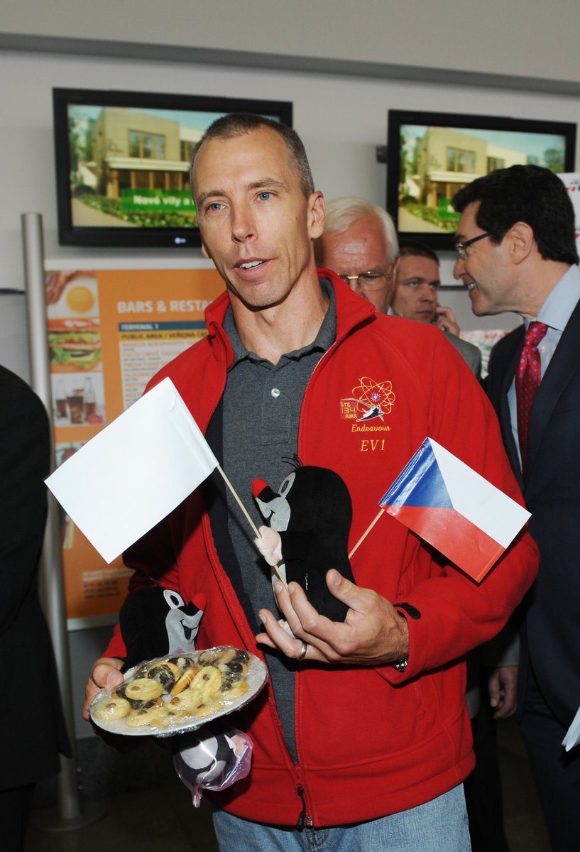 Astronaut Andrew Feustel si nese výslužku - české koláče.