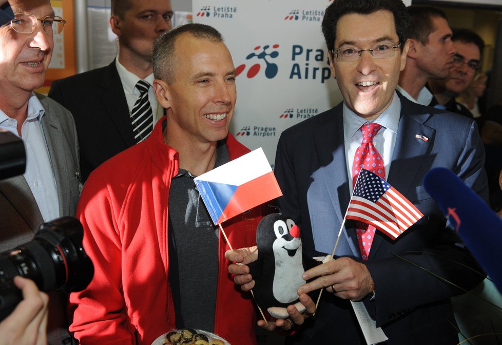 Ten šťastný pán, který nechybí téměř na žádné fotce, je americký velvyslanec Norman Eisen.