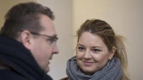 Karolína Milerová před jednáním pražského městského soudu, který 30. ledna pokračoval ve zkoumání platnosti licenční smlouvy ke kreslenému Krtečkovi. Smlouvu s Karolínou Milerovou uzavřel dva měsíce před svou smrtí její dědeček, výtvarník a tvůrce Krtečka Zdeněk Miler. Žalobu podala správkyně Milerova dědictví.