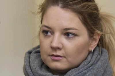 Karolína Milerová před jednáním pražského městského soudu, který 30. ledna pokračoval ve zkoumání platnosti licenční smlouvy ke kreslenému Krtečkovi. Smlouvu s Karolínou Milerovou uzavřel dva měsíce před svou smrtí její dědeček, výtvarník a tvůrce Krtečka Zdeněk Miler. Žalobu podala správkyně Milerova dědictví.