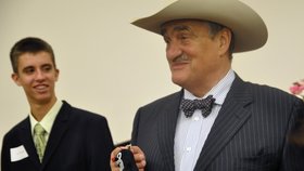 Ministr zahraničí Karel Schwarzenberg pózuje 29. května v Houstonu s figurkou Krtečka. Vlevo je Ari, syn astronauta Andrewa Feustela, jenž figurku do vesmíru vzal