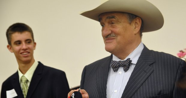 Ministr zahraničí Karel Schwarzenberg pózuje 29. května v Houstonu s figurkou Krtečka. Vlevo je Ari, syn astronauta Andrewa Feustela, jenž figurku do vesmíru vzal