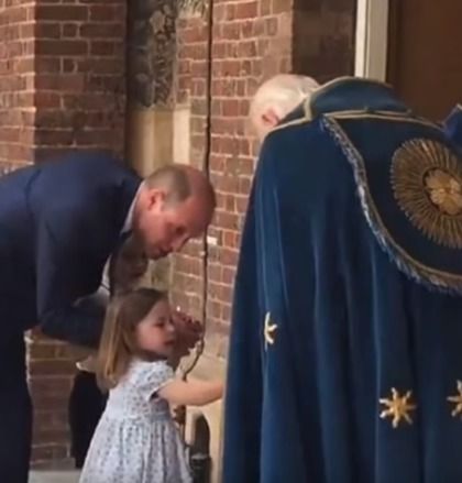 Princezna Charlotte uctivě pozdravila a podala ruku arcibiskupovi