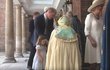 Princezna Charlotte uctivě pozdravila a podala ruku arcibiskupovi