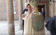 Princezna Charlotte uctivě pozdravila a podala ruku arcibiskupovi