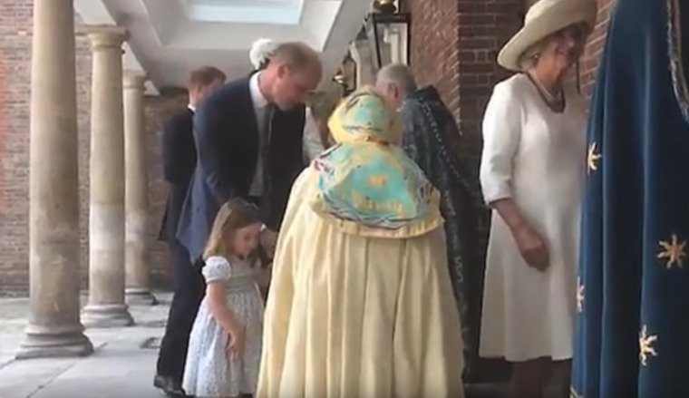 Princezna Charlotte uctivě pozdravila a podala ruku arcibiskupovi