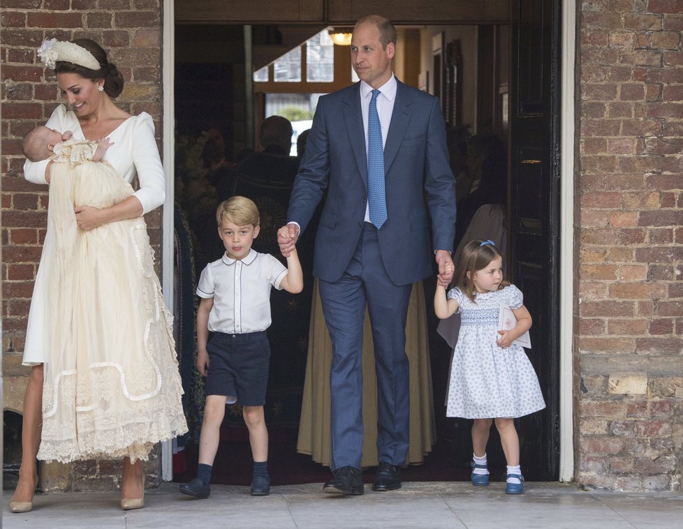 Princ William, vévodkyně Kate, princ George, princezna Charlotte a princ Louis na křtinách