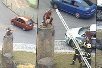 Muž se uhnízdil na soše na litoměřickém kruháči: Sundavat ho museli hasiči