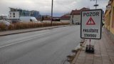 Dopravní komplikace u Prahy: V Úvalech budou týdny rozkopané dvě důležité křižovatky