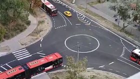 Kruhový objezd zamotal hlavu nejednomu řidiči.