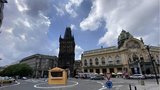 Gigantický trdelník před Prašnou branou? Lidé „vylepšují" nový kruháč v centru města 