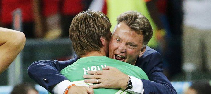 Obrovská radost trenéra Van Gaala a brankáře Krula, který vychytal semifinále.