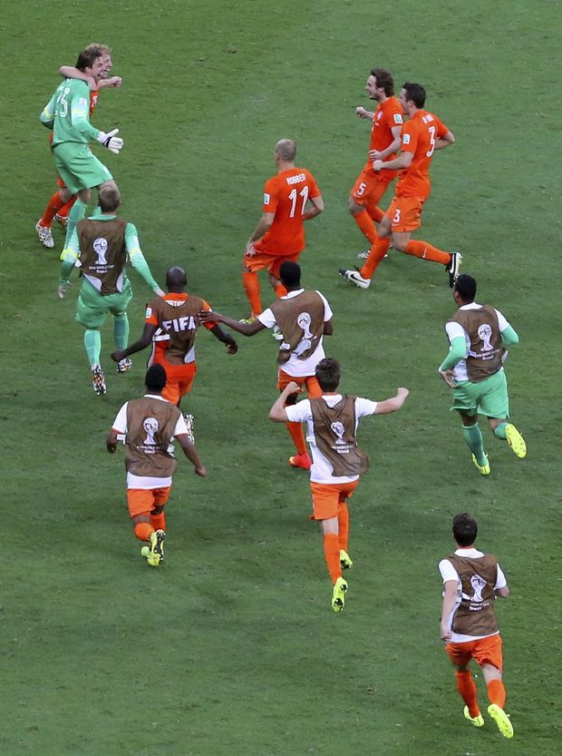 Radost nizozemských fotbalistů po penaltovém rozstřelu s Kostarikou a postupu do semifinále MS. Radost nizozemských fotbalistů po penaltovém rozstřelu s Kostarikou a postupu do semifinále MS.