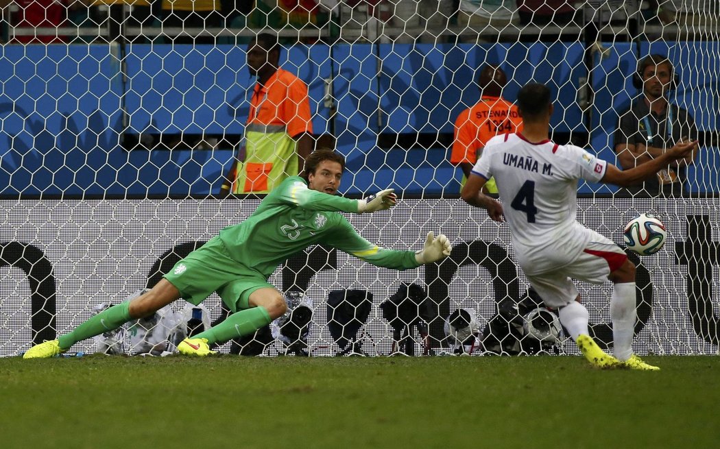 Tim Krul šel na hřiště ve 120. minutě a dokázal chytit dvě penalty Kostariky.