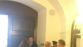 Ve Sněmovně čekají prezidenta Miloše Zemana. S předstihem už dorazil i šéf protokolu Vladimír Kruliš. Přivezl květiny.