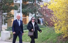 Exprezident Miloš Zeman (79) byl minulý čtvrtek hospitalizován v pražském Motole. Trápila ho nedokrvená noha a bohužel musel podstoupit operaci. Dnes už je jeho stav stabilizovaný a může přijímat návštěvy. Zatím se ale u jeho lůžka ukázala jen manželka Ivana (58). Proč se za tatínkem nepřišla podívat i dcera Katka (30)?