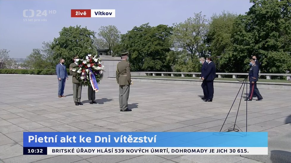 Ředitel Odboru protokolu KPR Vladimír Kruliš (v modrém obleku) na pražském Vítkově během pietního aktu ke Dni vítězství (8. 5. 2020)