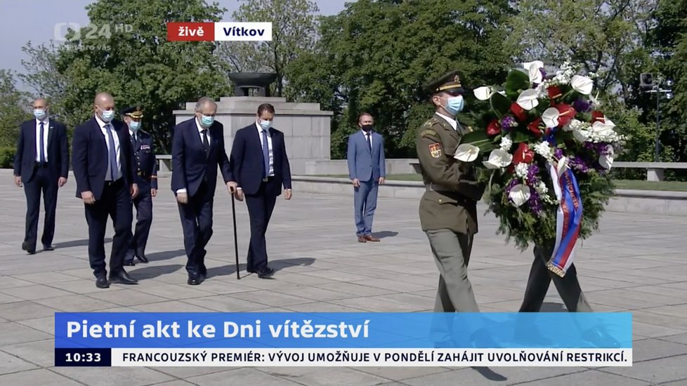 Ředitel Odboru protokolu KPR Vladimír Kruliš (v modrém obleku) na pražském Vítkově během pietního aktu ke Dni vítězství (8. 5. 2020)