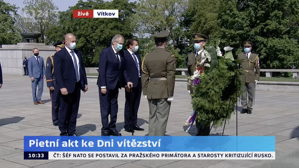 Ředitel Odboru protokolu KPR Vladimír Kruliš (v modrém obleku) na pražském Vítkově během pietního aktu ke Dni vítězství (8. 5. 2020)