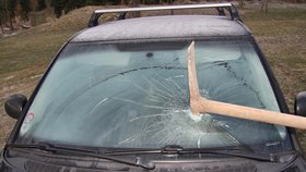 Neznámý pachatel zaťal krumpáč do čelního skla osobního vozidla. Majiteli tak způsobil škodu ve výši 50 tisíc korun.