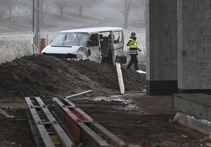 Dodávka u Krupé se zřítila z 15 metrů! Dva lidé zemřeli.