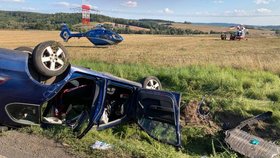 Nehoda policejního a civilního vozu si vyžádala několik zraněných.