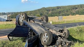 Nehoda policejního a civilního vozu si vyžádala několik zraněných.