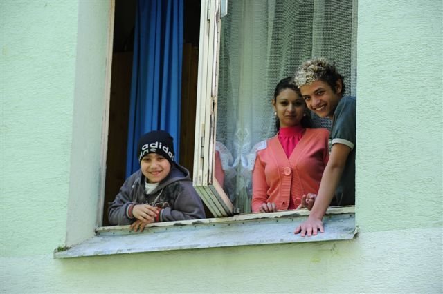 Romové sledují celé dění z oken