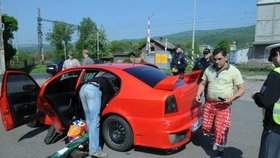 Policie důsledně kontroluje každé osobní auto, které do Krupky přijede