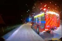 Dramatická evakuace dětí v Krušných horách: Z havarovaného autobusu je zachránili hasiči