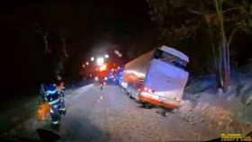 Autobus sjel do příkopu a zapadl.