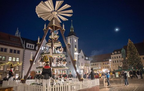 V Krušných horách uvidíte na náměstí snad všech saských obcí takovéto otočné pyramidy