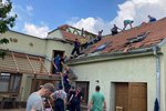 Tornádo sebralo střechu i poslankyni Krutákové. Místo oprav pomáhá ostatním v Moravské Nové Vsi
