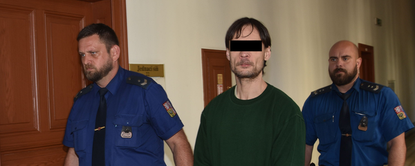 Martin K. (43) obžalovaný z vraždy spolubydlícího (†47) z ubytovny v Plzni u krajského soudu. 